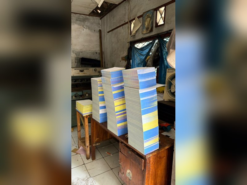 Hasil cetak berwarna (tumpukan)