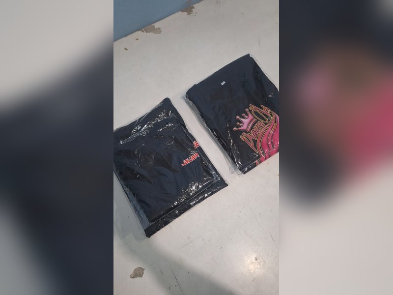Kaos hitam kemasan (pesanan pelanggan)